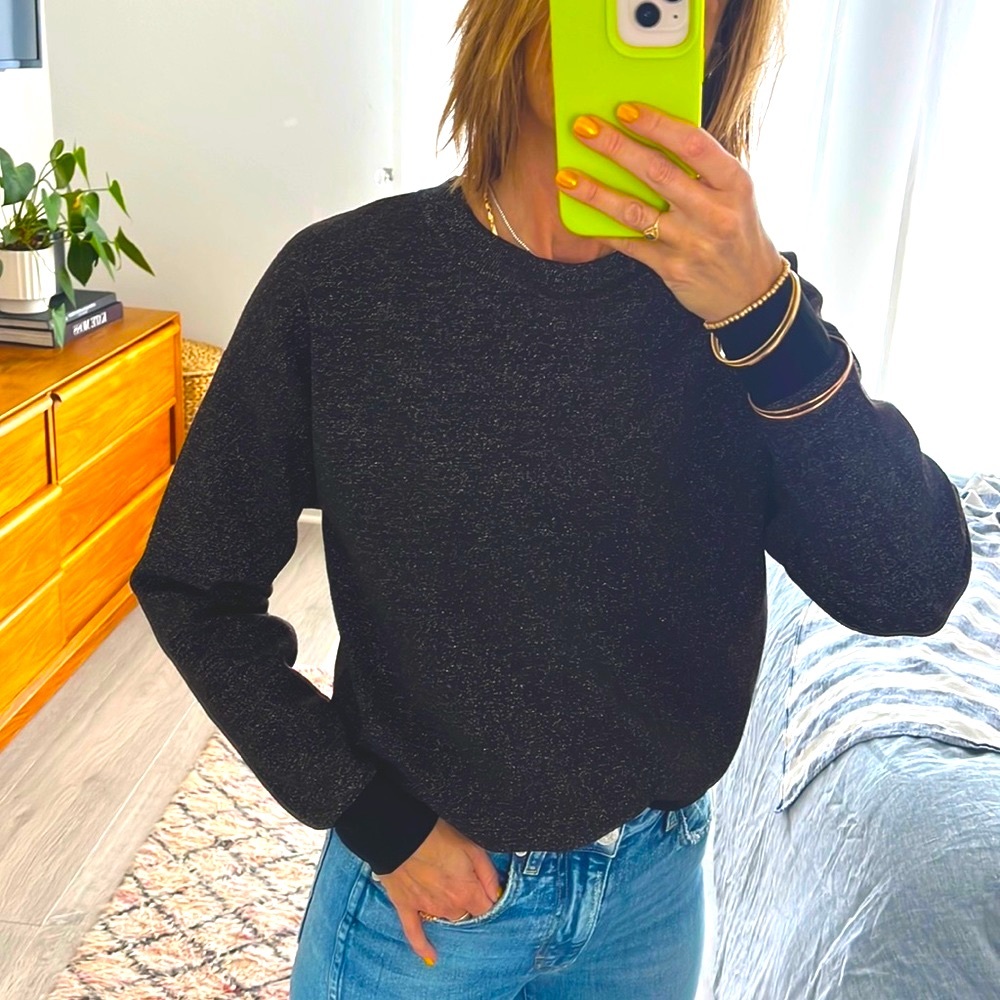 Closed black lurex sweatshirt.